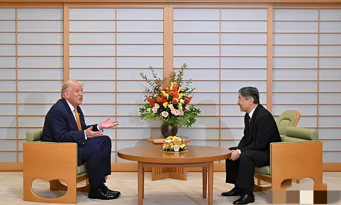 很多人好奇，那沙发那么小，特朗普是怎么坐进去的？看了视频的人都知道，特朗普真的是