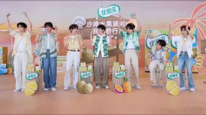 时代少年团夏日限定氛围感时代少年团室内派对高能不停，一人演绎多种声线，反差感趣味