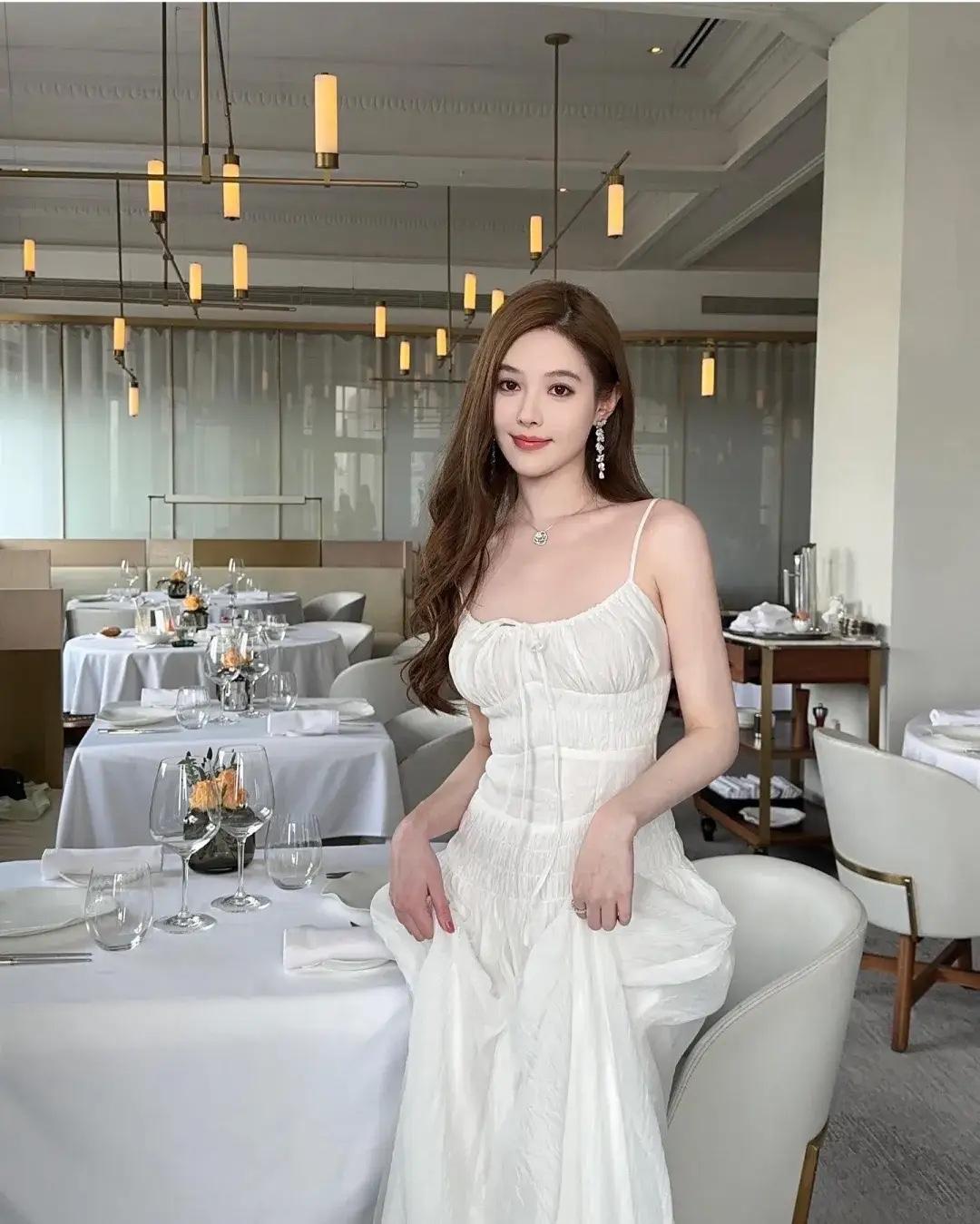 优雅白裙，浪漫餐厅，唯美人儿