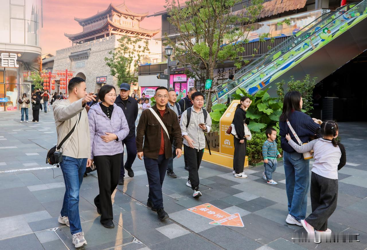 今日下午，北京市海淀区老龄大学研游养团队到访安庆，与皖江文化研究会共同开启“寻拍