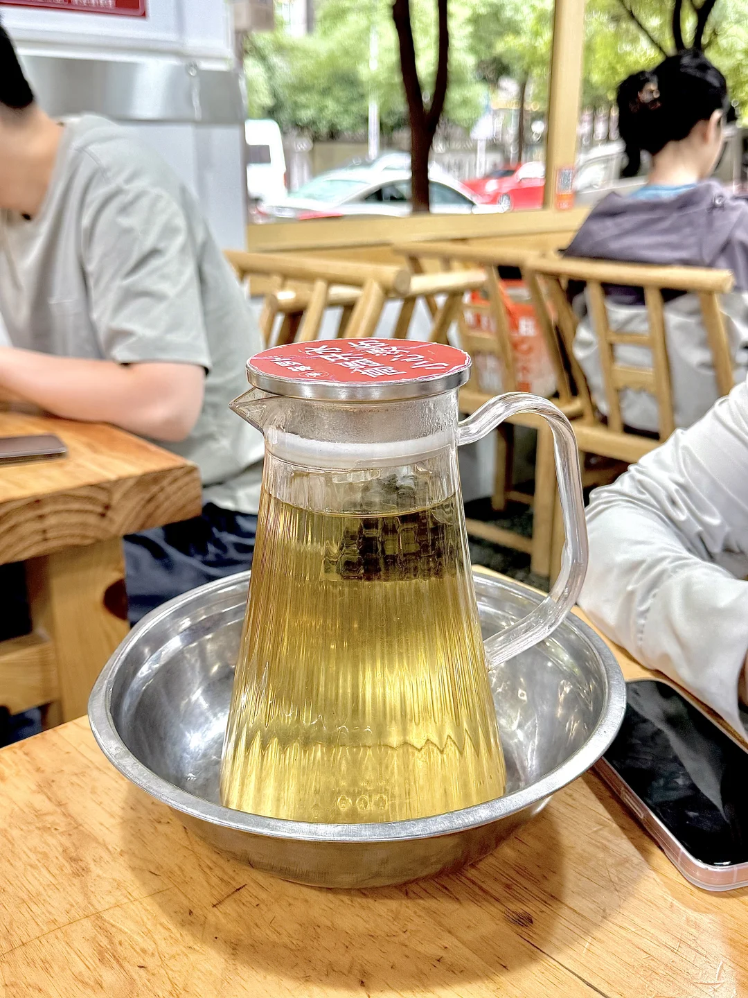 问长沙为啥每家店里都是把茶水放盆里⁉️