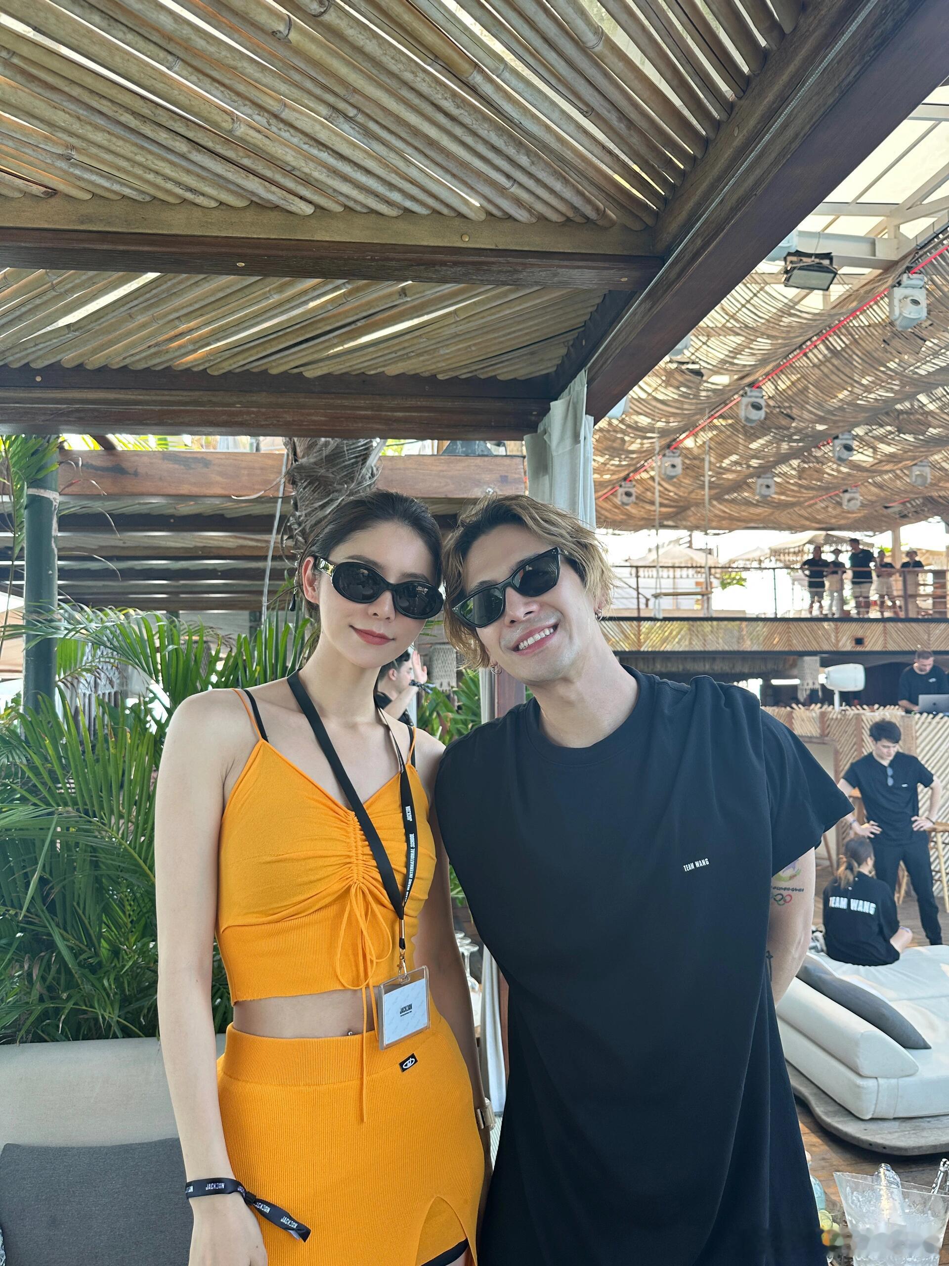 林峯老婆张馨月晒与王嘉尔合照，原来她参加了王嘉尔的私人生日派对，没想到她和王嘉尔