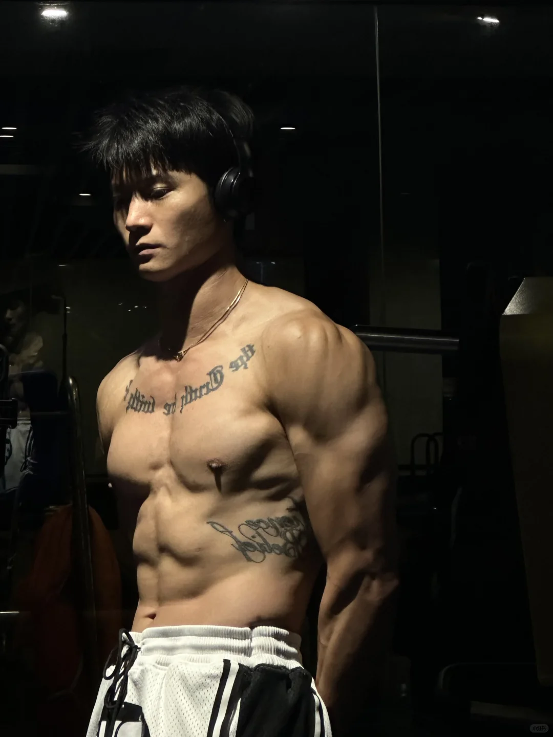 穿衣服就没有任何健身痕迹