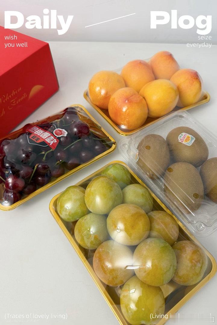 囡小姐提前到家，晚上要去开家长会。小少爷毫无压力，嘻嘻哈哈“玩”水果礼盒。所以～