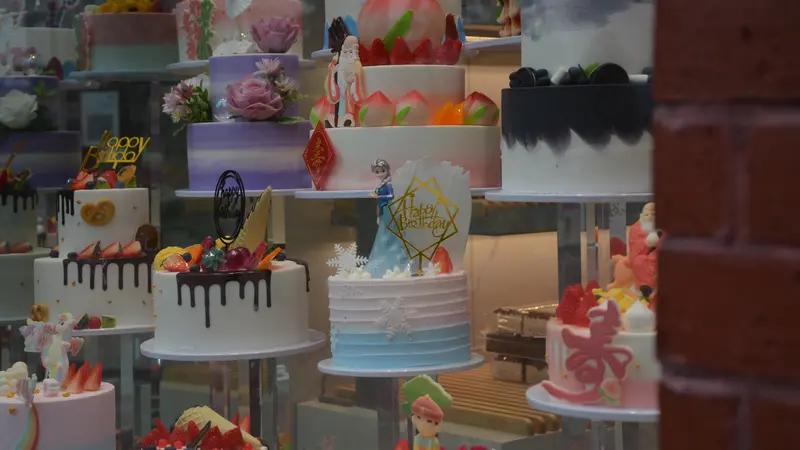 孩子用手摸蛋糕店家好心提醒，孩子妈妈称店家态度差吼孩子，女子出门五分钟后发多条视