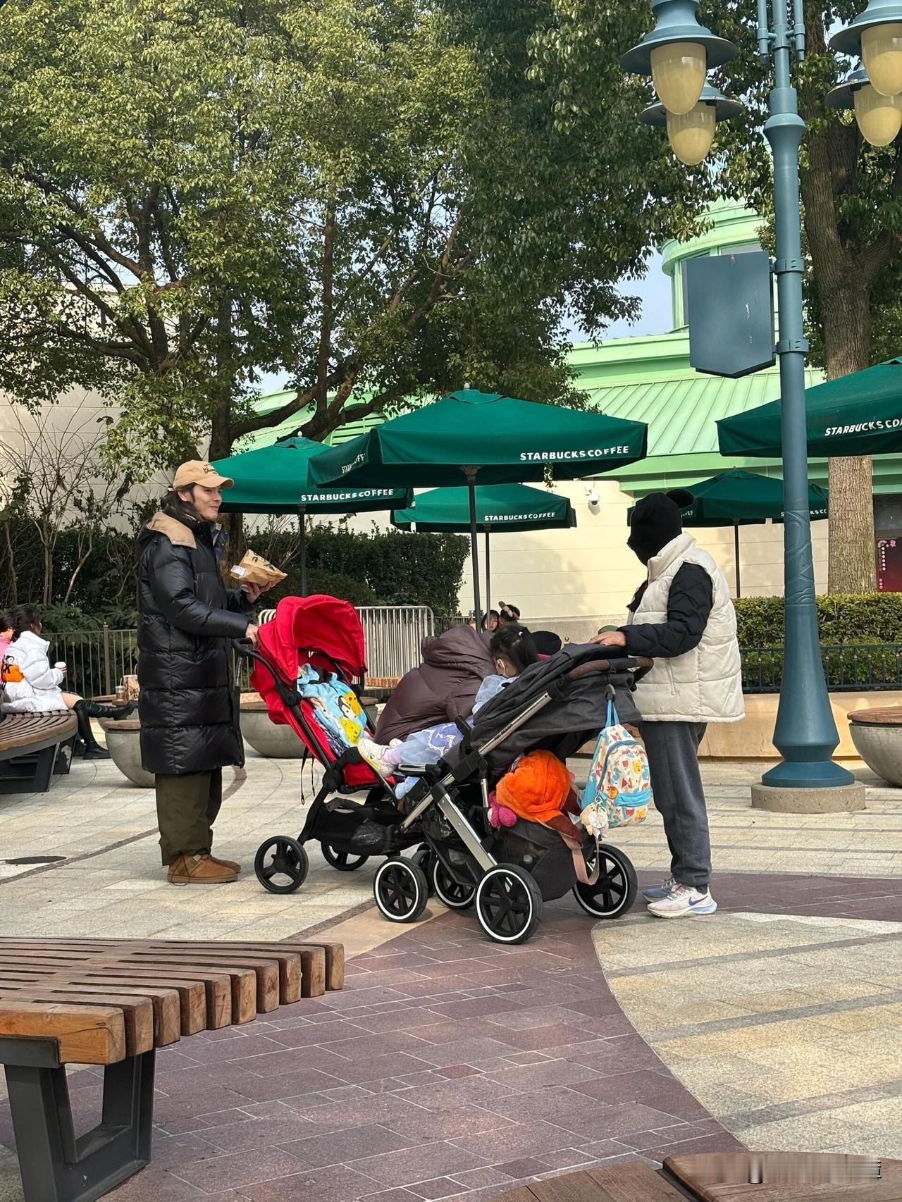 向佐用婴儿车推郭碧婷，满屏都是爱的氛围。

今天，向佐郭碧婷夫妇带娃现身在上海某