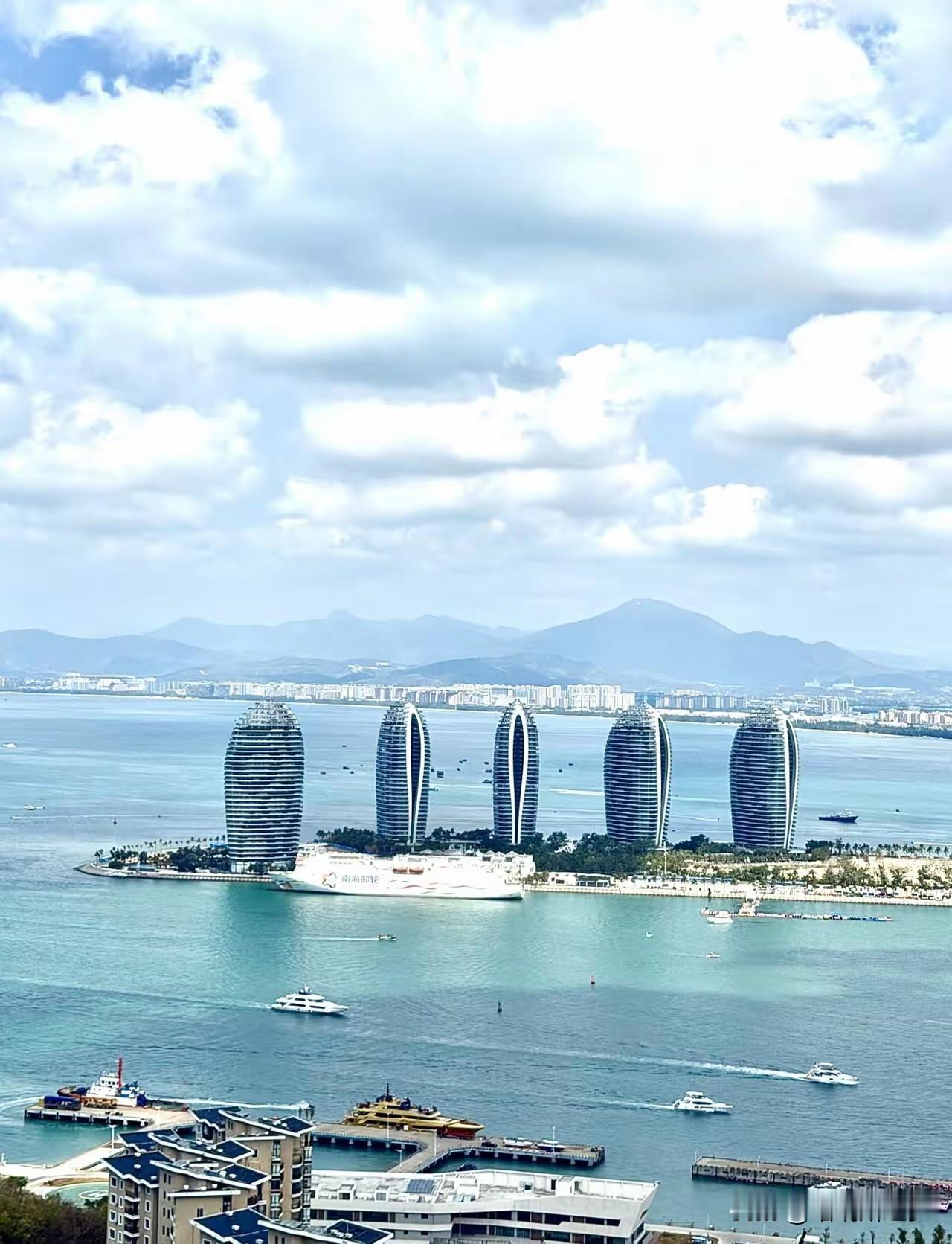 《鹧鸪天·海南三亚》
文/喀纳斯
碧海蓝天势浩然，
轻舟逐浪兴犹酣。
闲行翠拥椰