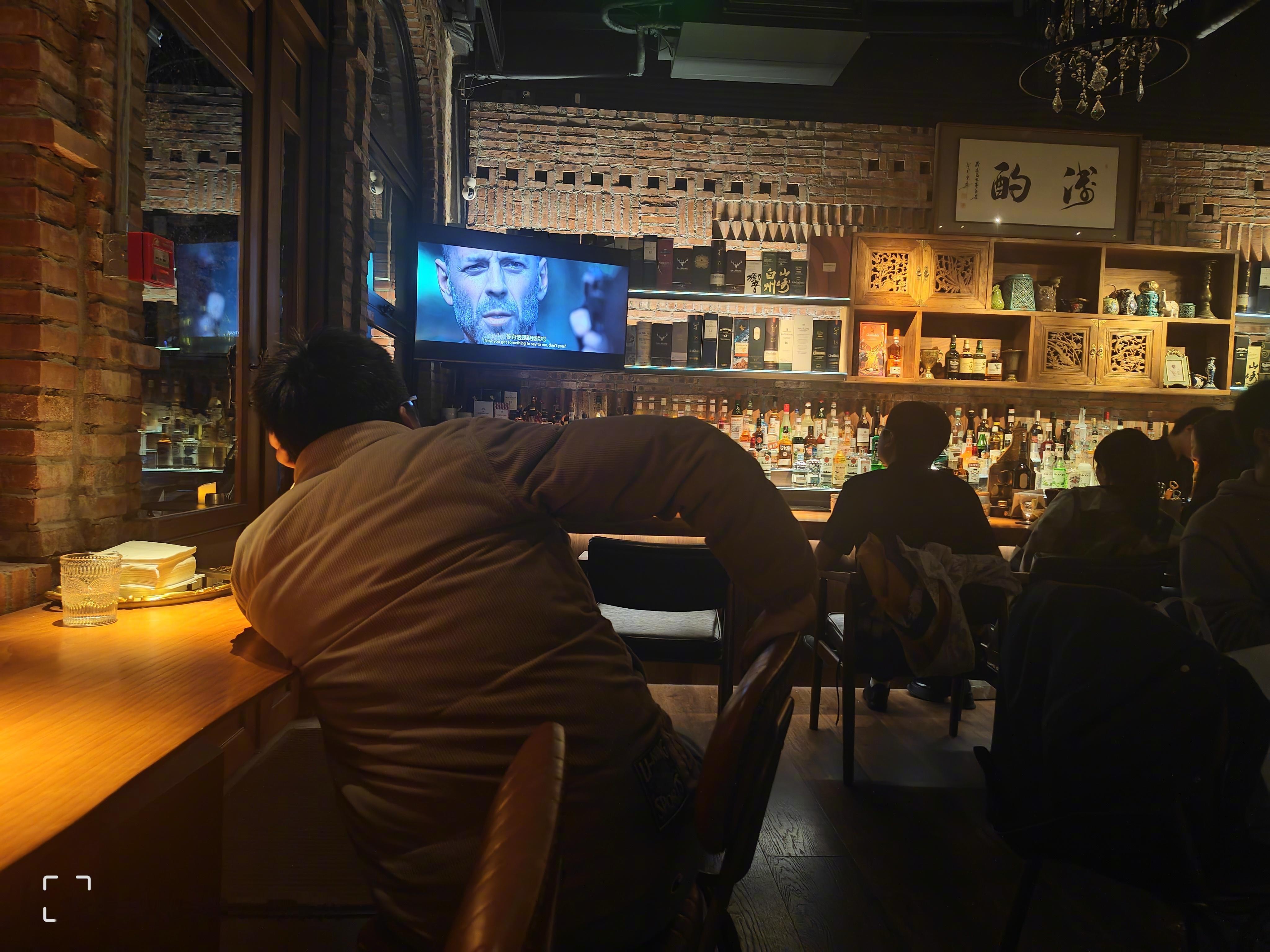 老胡今晚在这里要了一杯饮料，刷网，写帖子。我每天的琐事太多，能出来坐到一个自己喜