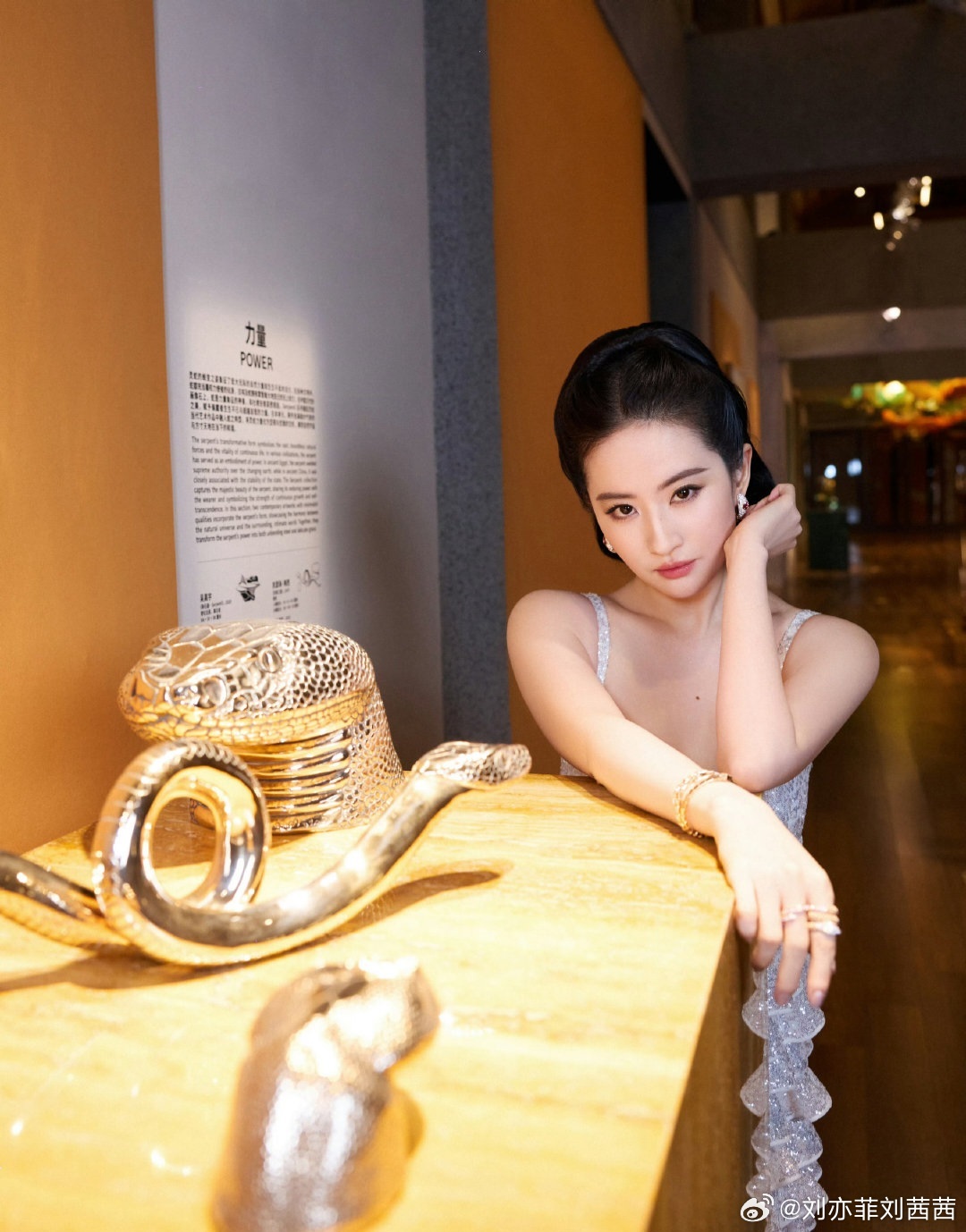 刘亦菲身着白色亮片层叠蛋糕裙，细吊带设计巧妙舒展肩颈线条，腰部镂空更是暗藏小心机