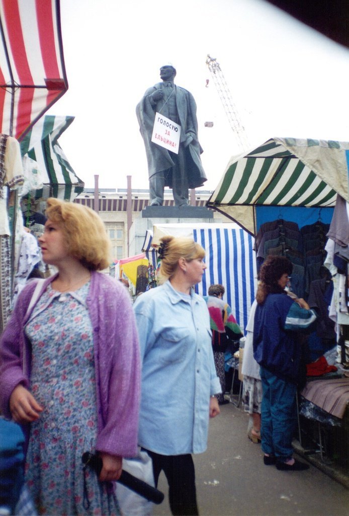 1996年俄罗斯总统选举期间，卢日尼基市场的一座列宁纪念碑。标牌上写着：“我投票