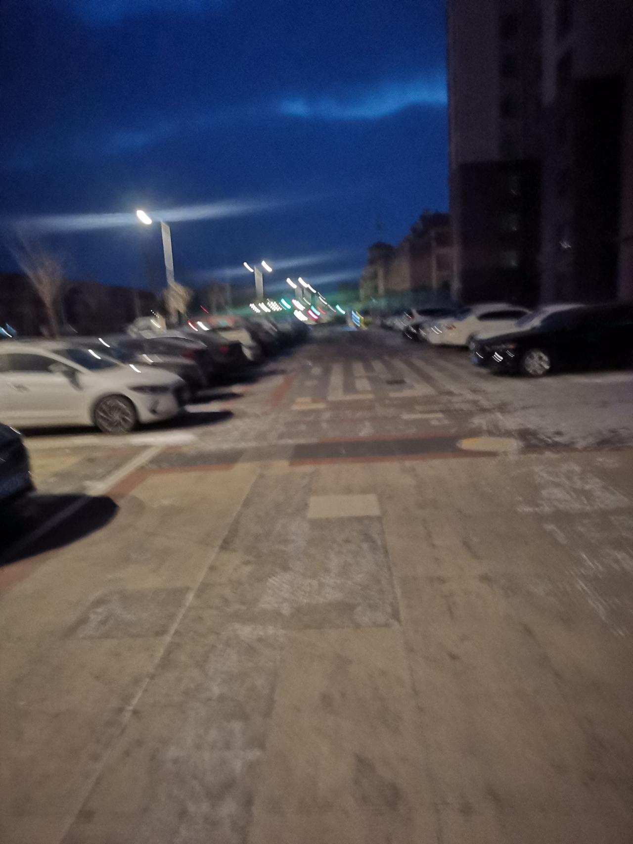 今天就一个字：冷！
    这次断崖式降温太突然了，降温幅度太大。小雪虽然不大，