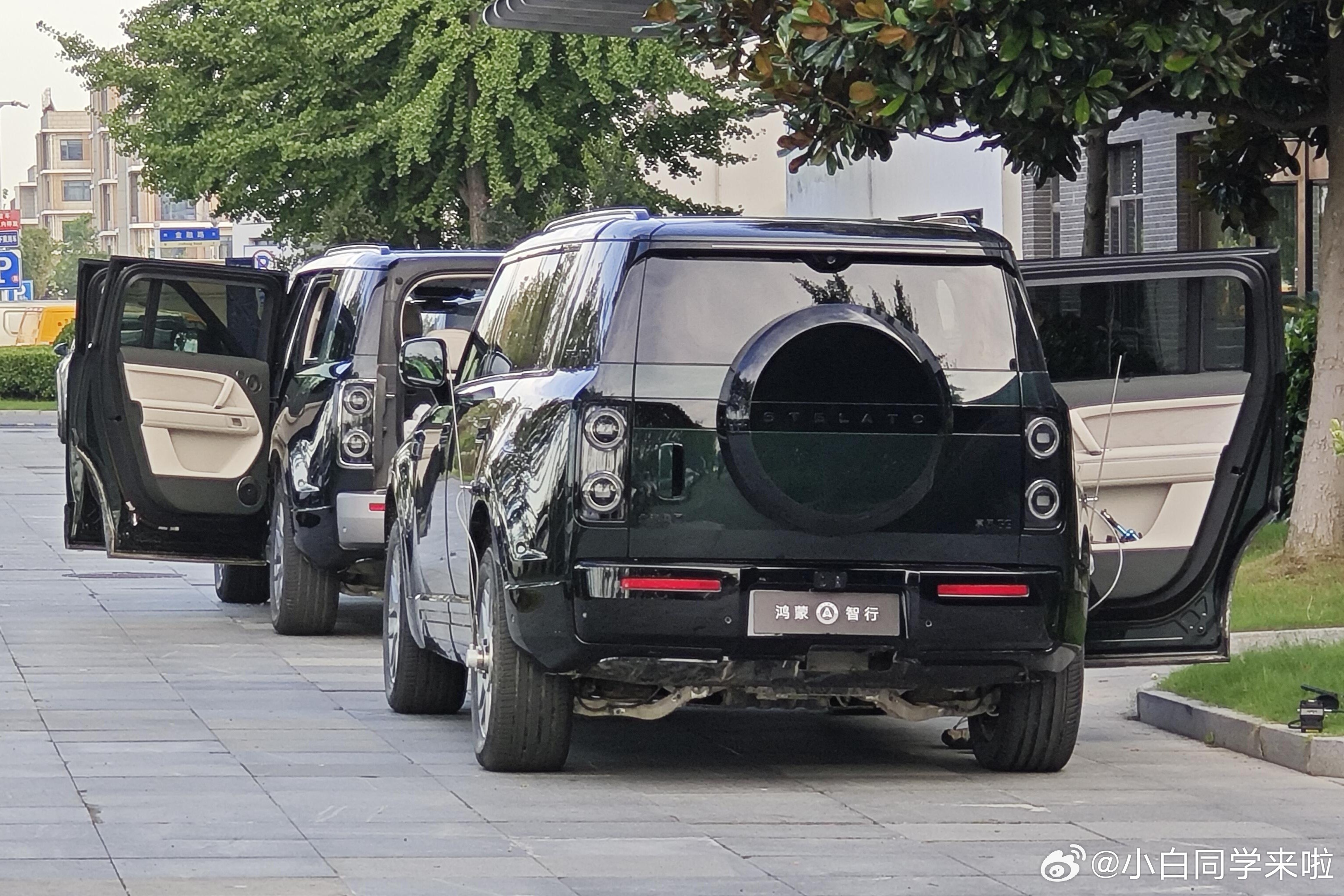 享界g9 开门状态下被拍到了，双拼色内饰，二排车窗也有手动物理遮阳帘。更好评的是