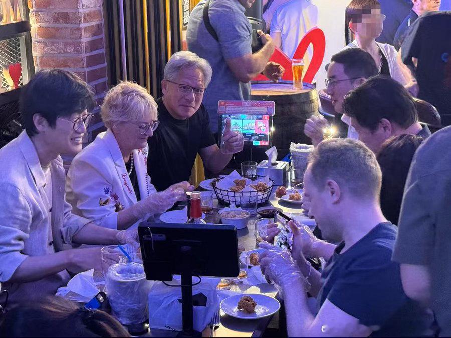 在黄仁勋女儿Madison的建议下，二场从ktv换成了炸鸡啤酒店BBQ Cafe