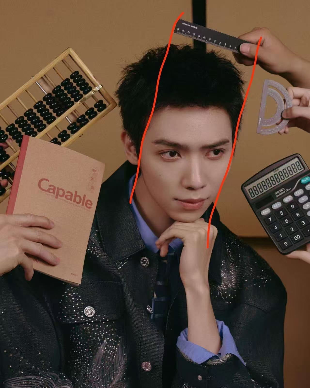 被《大生意人》线下活动罗一舟的出发图惊艳到了，他的脸也太小了吧！在人群中格外显眼