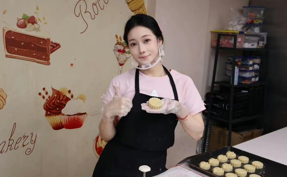 从赛场到生活，吴柳芳的一字马依旧惊艳全场
 
在2025中国全民健身走（跑）大会