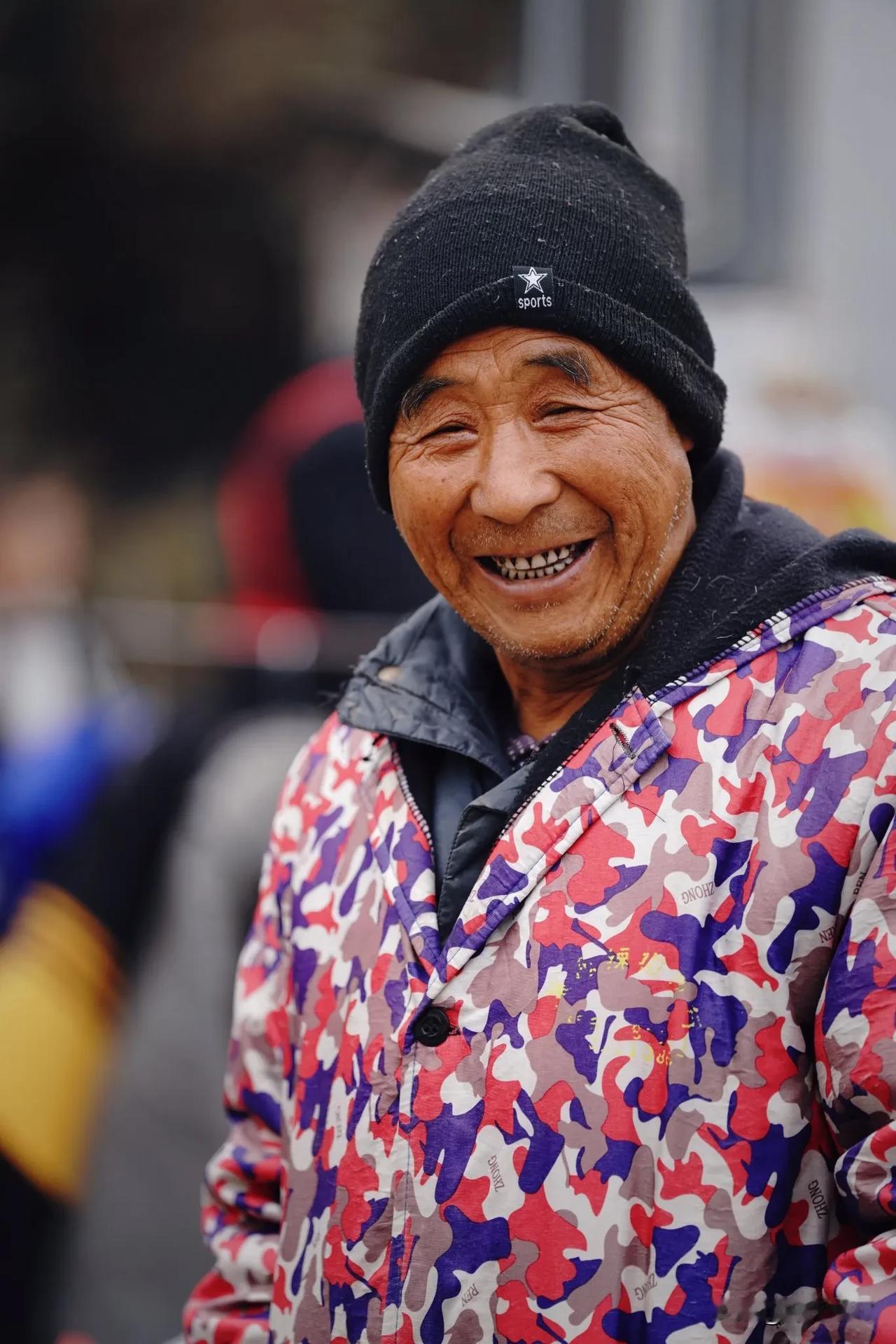 ﻿肖像照是展现人物的真实面貌、神态、气质和个性等内在特质的拍摄活动，可以是全身肖