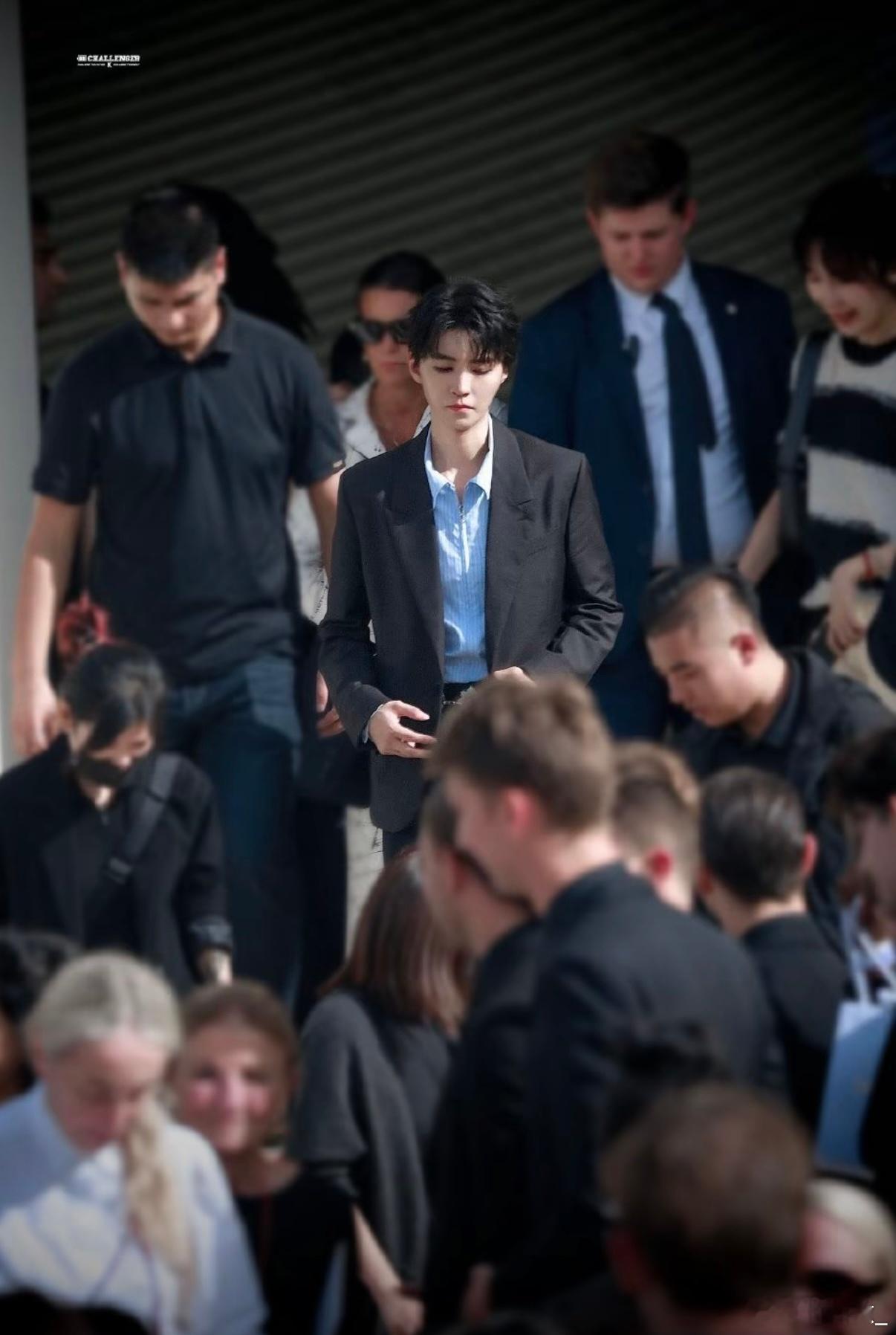 内娱惊为天人的帅哥偶然看见王俊凯的这几套图…真的感觉他现在长大了穿上西装好浓的霸