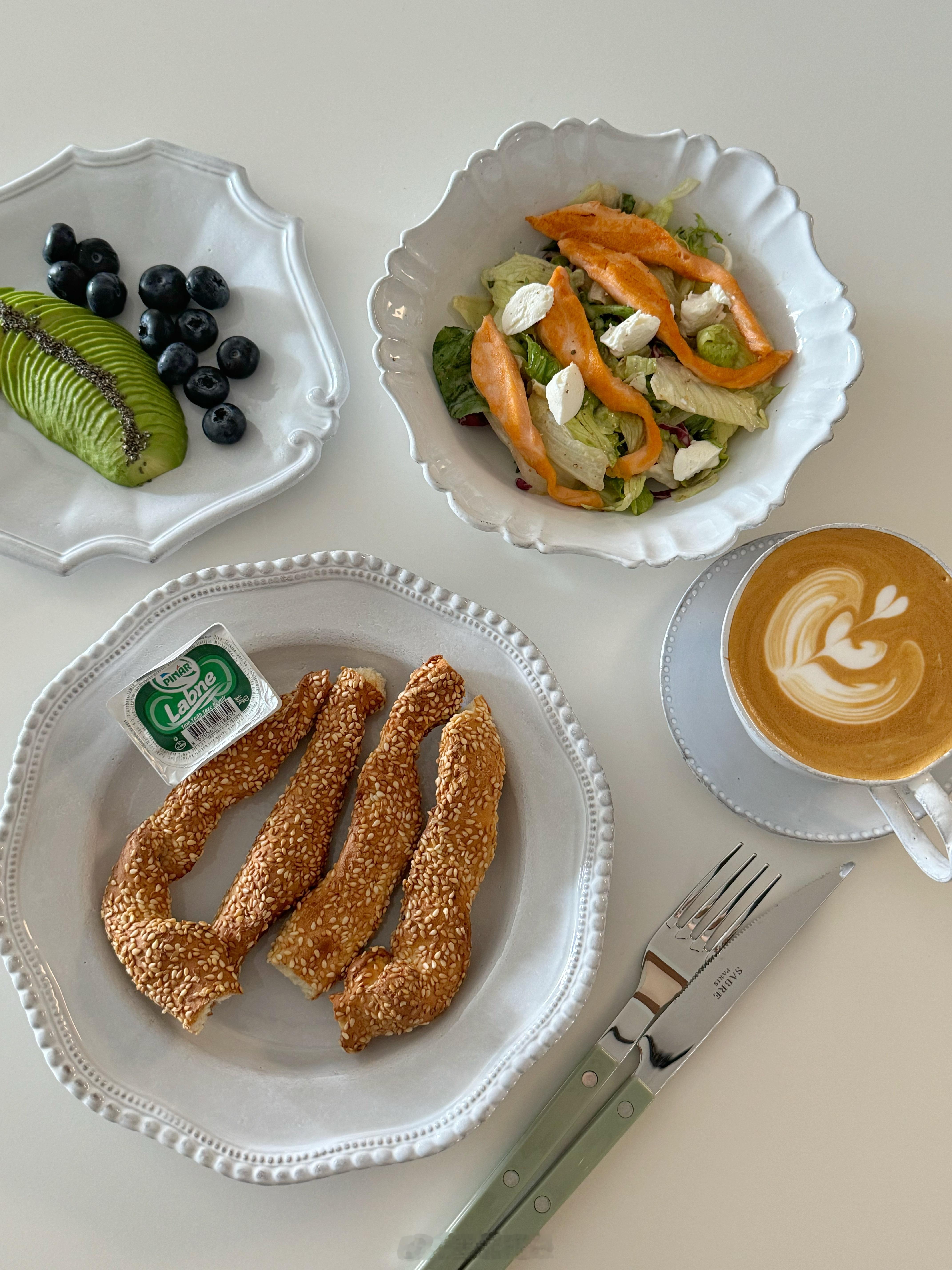 恢复早餐🥣今天是不远万里扛回来的芝麻圈早餐哈哈，用上了新餐具✌️是个有花花收的