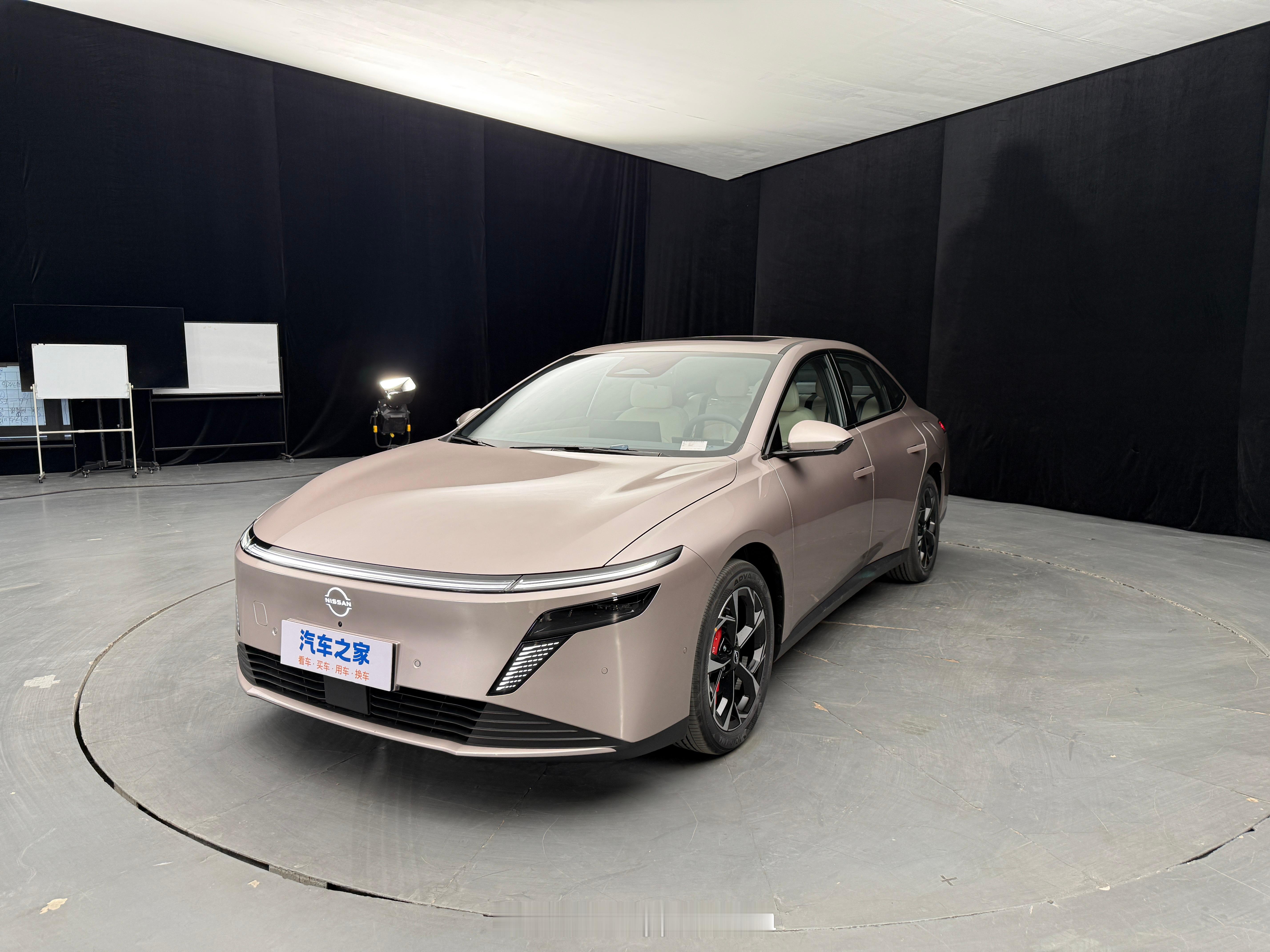 百万级后排大沙发 过来看一下一会上市的日产N6纯电180km 插混车比N7实用性