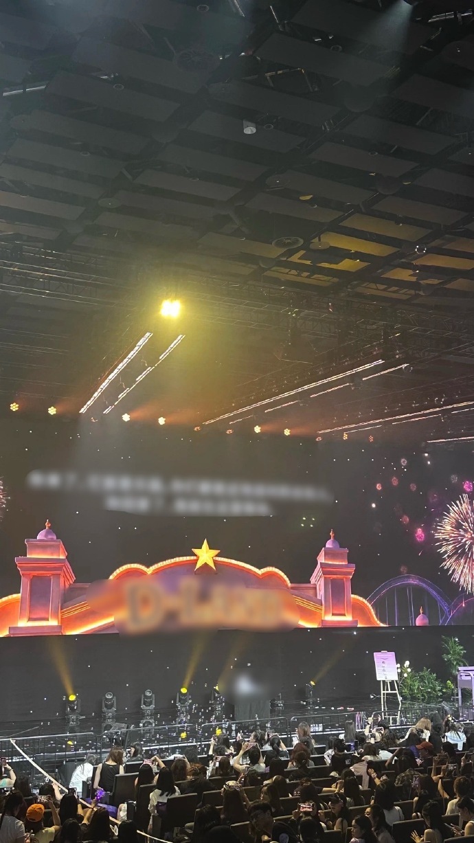 这和坐在迪丽热巴怀里看有啥区别这和坐在迪丽热巴怀里有啥区别 见面会这视角甜度超标