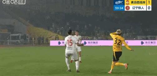 能在球场做出这个动作，疯狂……青岛西海岸丁海峰，直红罚下青岛西海岸vs辽宁铁人
