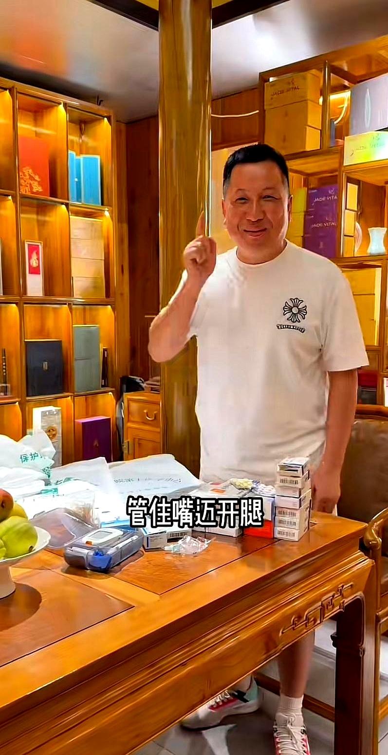 每天把茅台当水喝、顿顿鲍鱼大龙虾，这日子看着风光吧？
可40多岁的网红“北京茅台