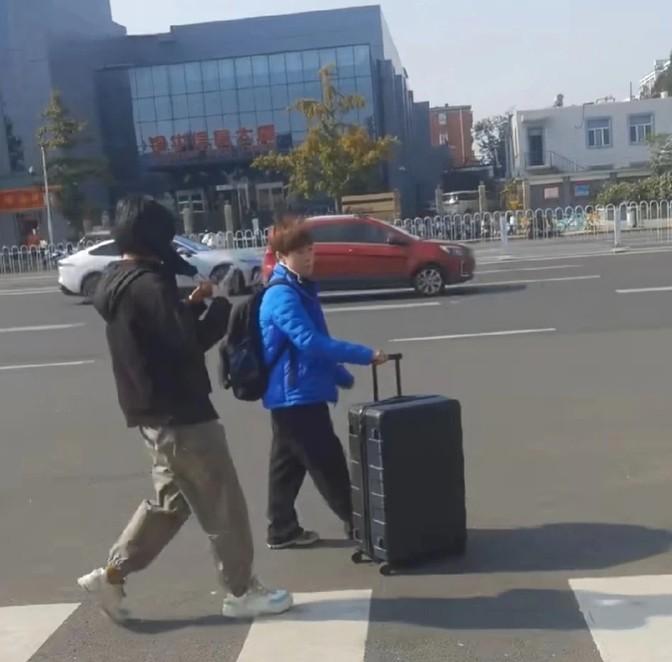 张瑞退队了，一个人，一个箱子，11年就这样走了。

国乒的辉煌，她默默贡献，却啥