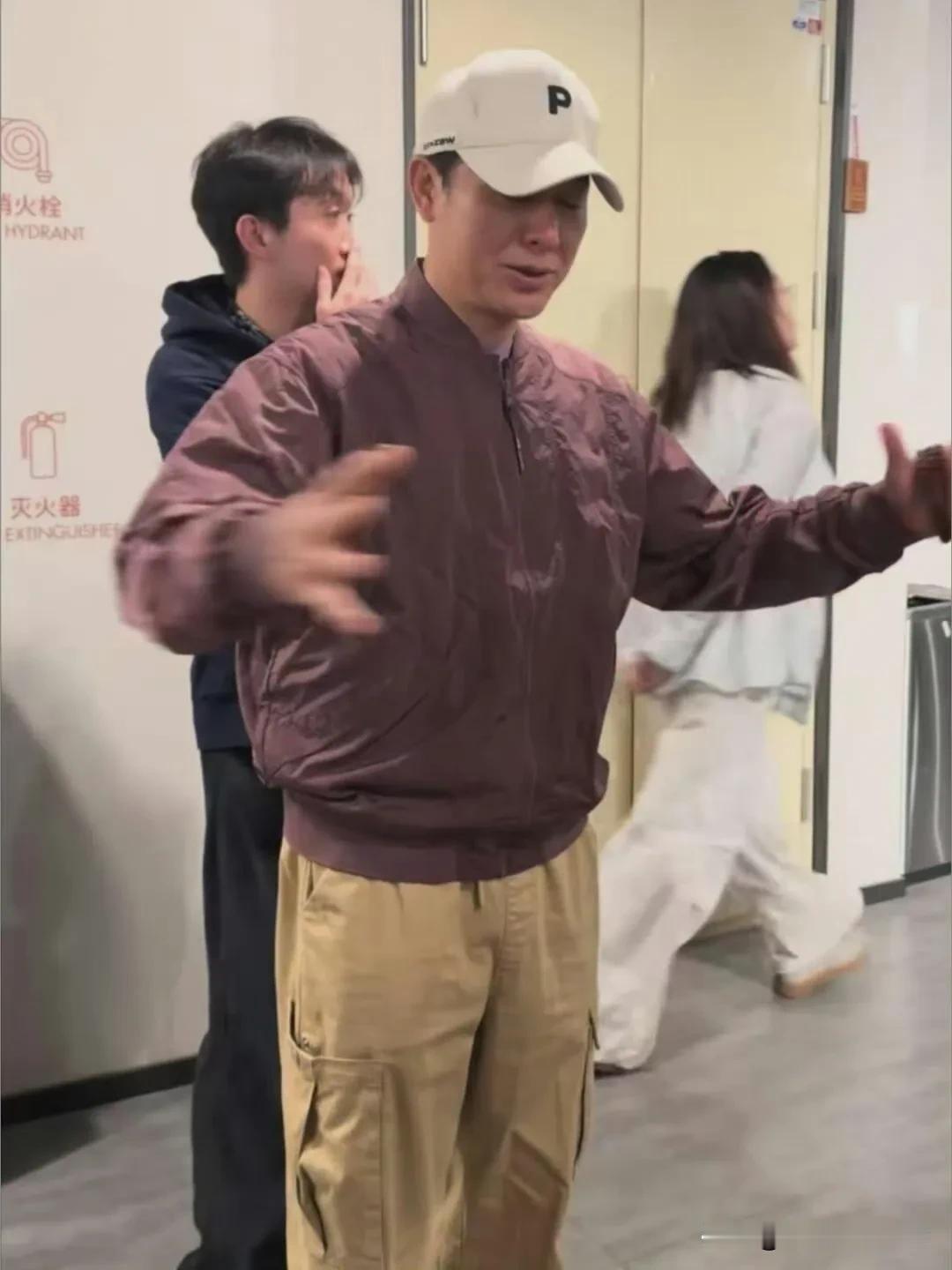 樊振东又破圈了！
知名演员张颂文走进了樊振东代言的安踏系列专柜，试穿了试戴戴了樊
