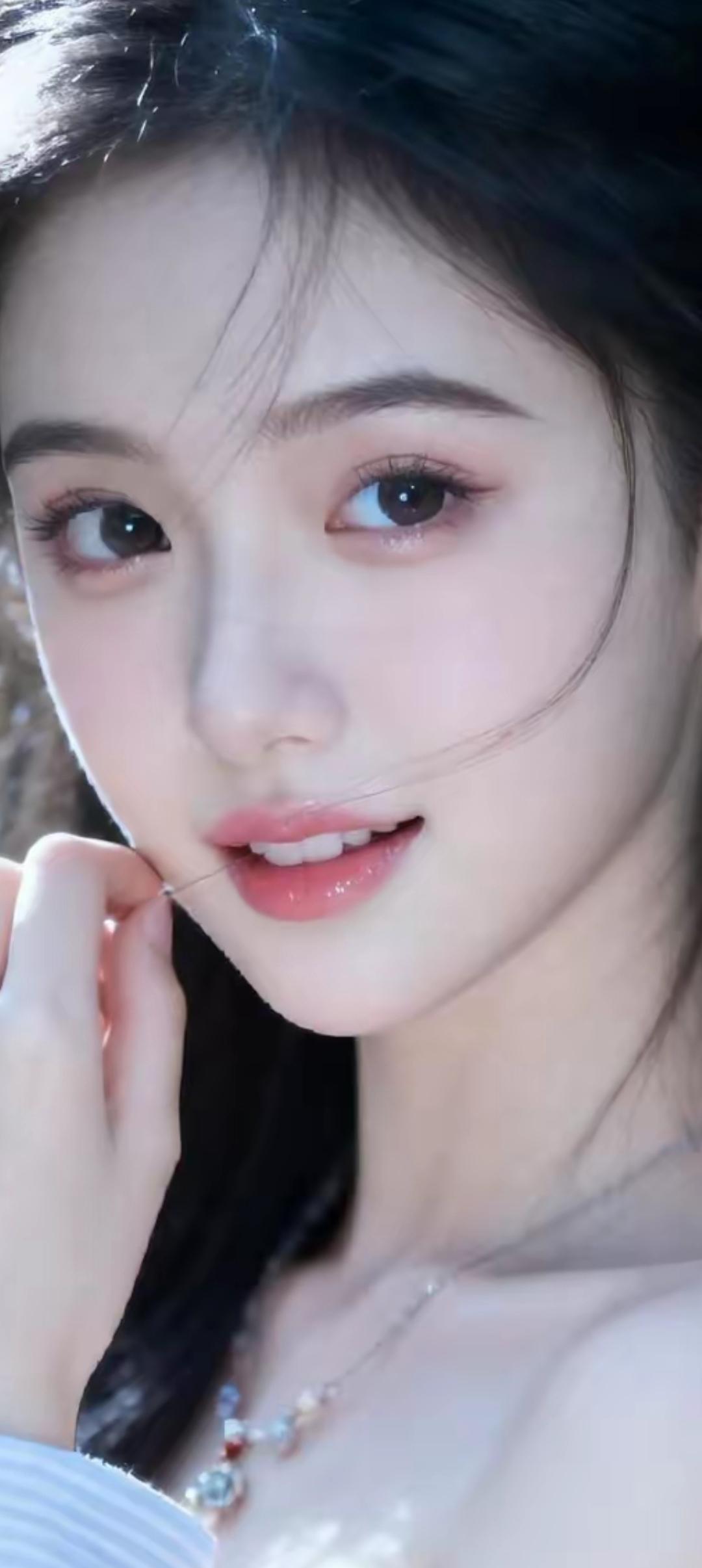 温柔甜美的少女，轻轻抚摸发丝，散发着自然的光彩。
