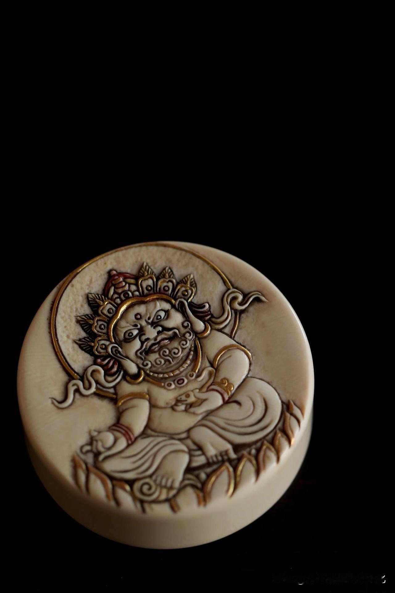 这类题材，最怕“只像不像”。

这枚黄财神，小而不弱。

面相取胡人之相，眉目夸