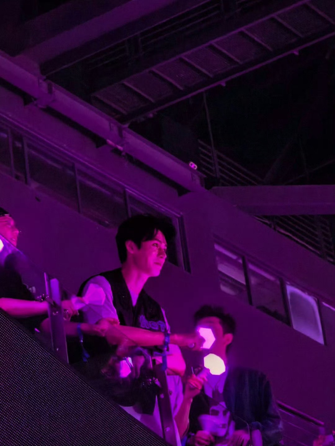 龚俊看那英演唱会挥应援棒龚俊！！！好伟大的一张脸！ 