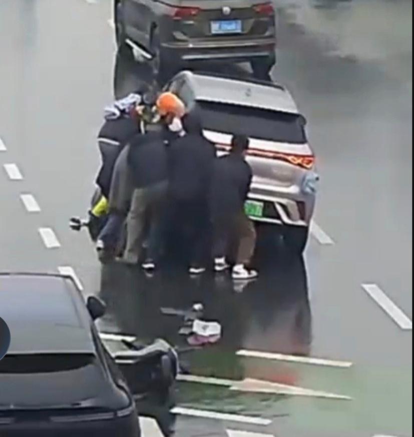 平凡人铸就不凡！浙江湖州长兴众人60秒抬车救人，用团结与善良托起生命希望 浙江湖