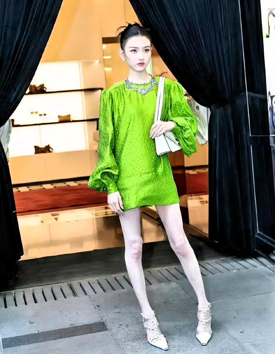 都说娱乐圈网红脸当道。但宋祖儿这张脸，是真能打。

不是皮相美。是骨相。颧骨撑得