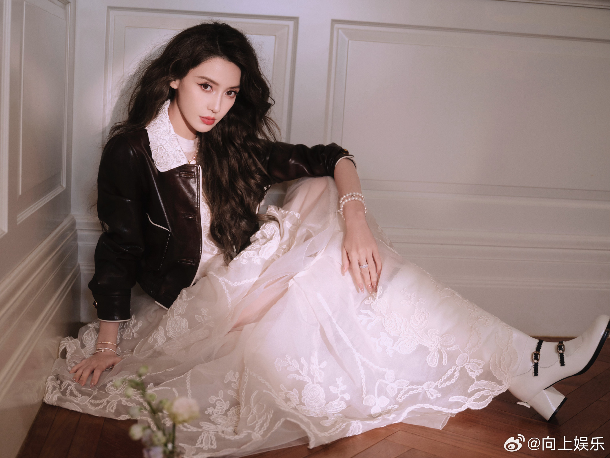 angelababy皮衣白裙摩登女郎angelabab的美貌权威性 angela