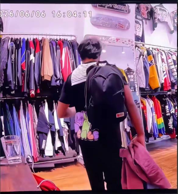 同一个外国游客在义乌宾王夜市选了好几套衣服，付完部分货款拿着东西就要走，店主眼尖