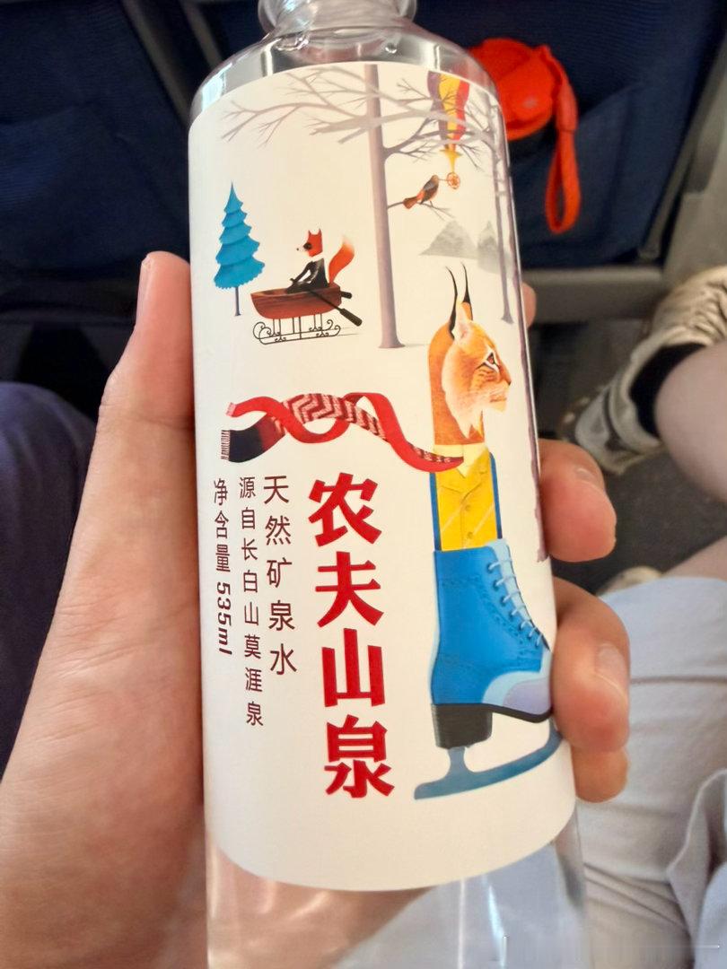 一瓶3块的农夫山泉，高铁上敢卖你8块！我很清楚在高铁上的唯一性！但这不就是垄断吗