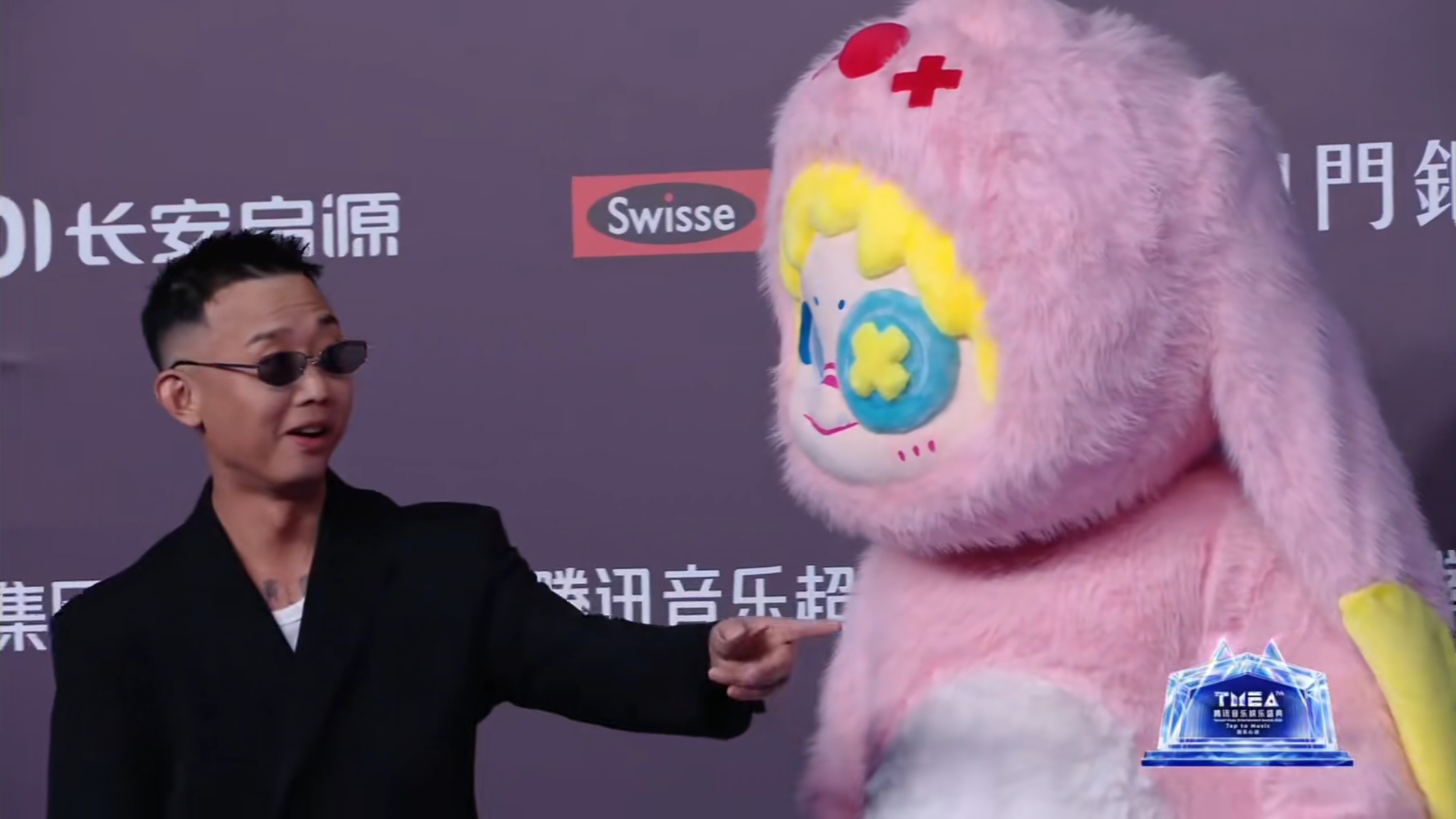 GAI红毯镜头表现力 GAI亮相TMEA红毯的状态好绝，面对镜头从容自在气场十足