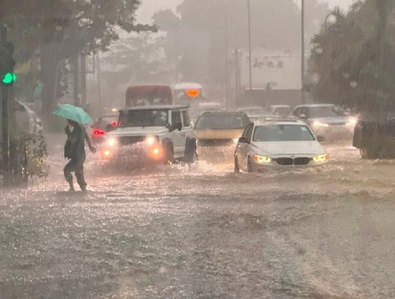 强雷雨区影响香港，天文台清晨5时30分发出黄色暴雨警告信号，之后再于早上7时30