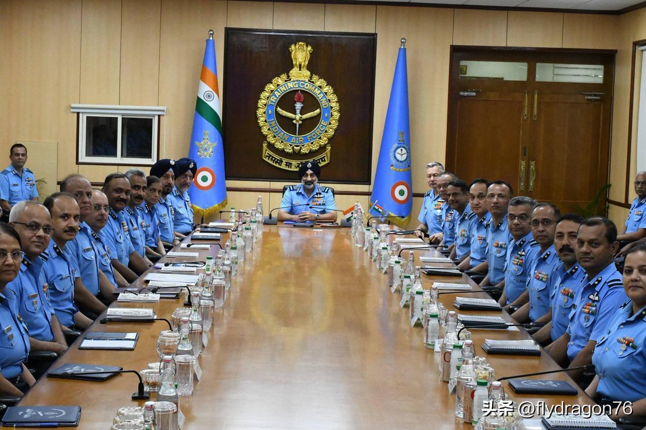 🇮🇳 印度空军参谋长在班加罗尔举行训练司令部作战会议

10月23日至24日