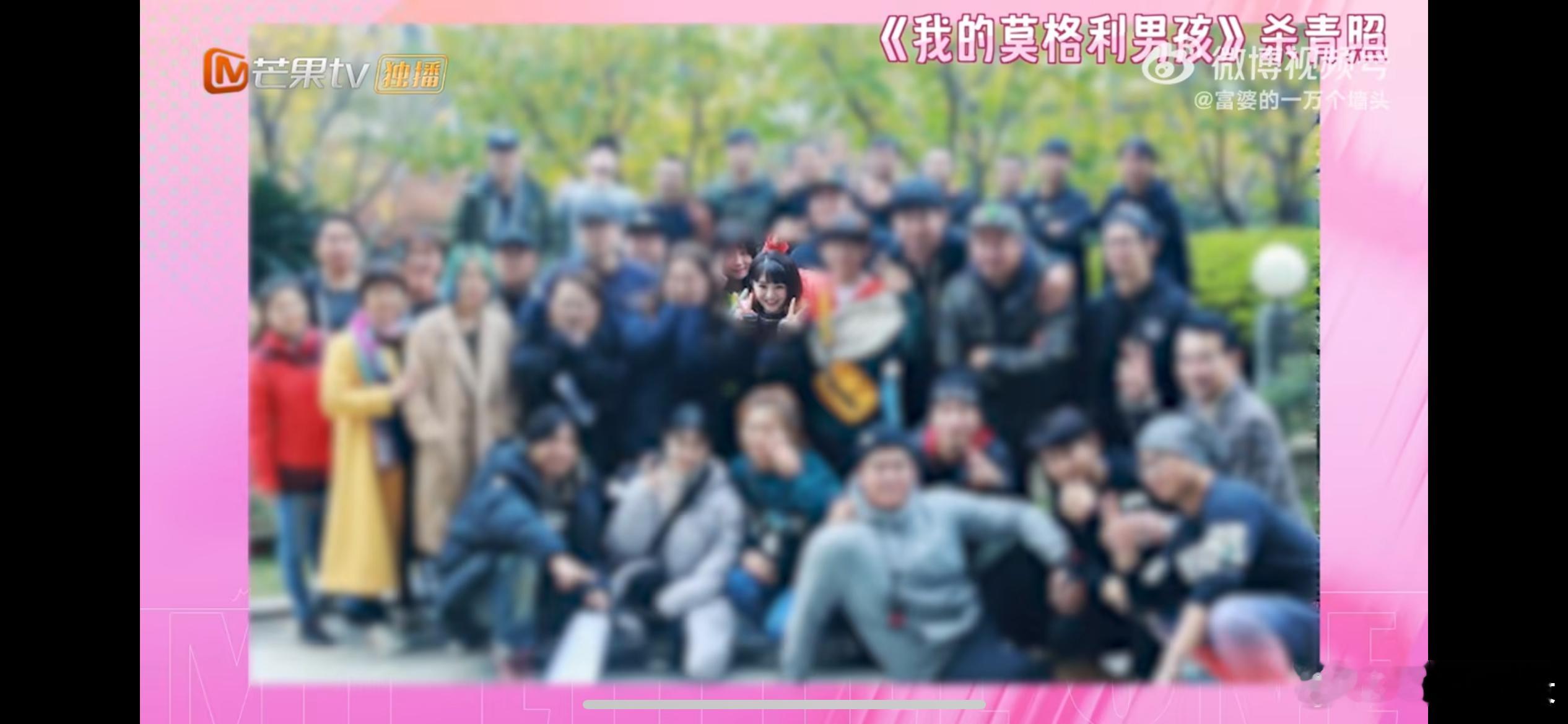 就这样，年迈的母亲当着众人的面，狼狈又难堪地被赶出片场，独自躲在帐篷里偷偷崩溃大