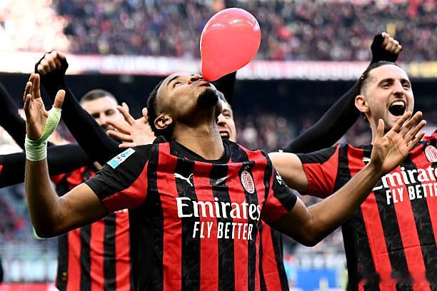 每场都带一个气球🎈态度没的说。运气再好一点，要是奇克也能沾点光以及福法纳少上一