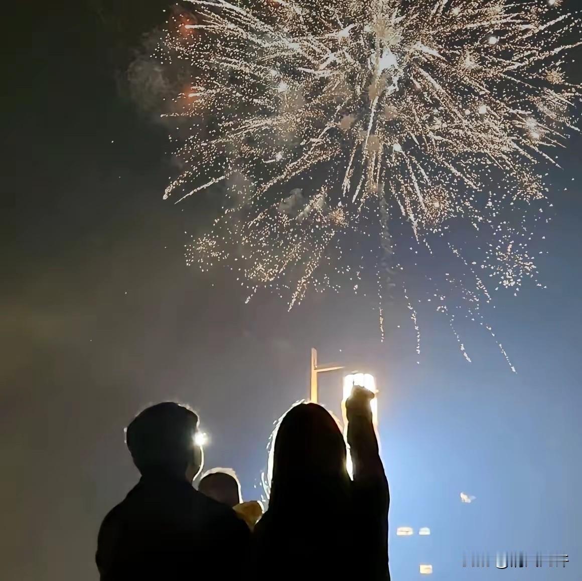 上海一位女士欠同村男子九万元，几年还不上，干脆提出以身相许。男方想了想自己也单着