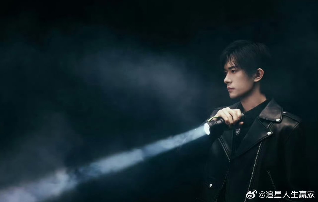 易烊千玺最新皮衣黑白大片，阿sir我什么都招