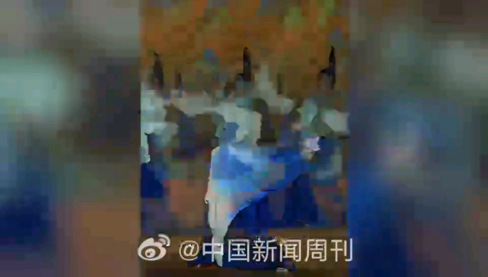 只此青绿也来团播了在团播间看了1小时神仙打架 原班主演的一颦一笑，与屏幕外的惊呼