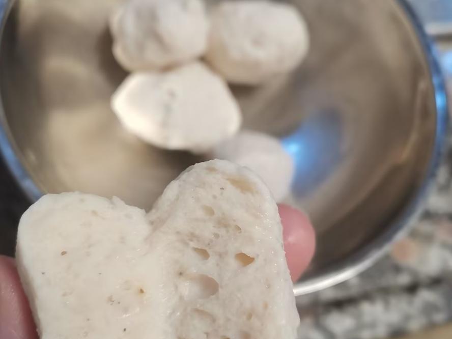 自制鸡肉丸，竟然也能如此Q弹。
自从有了娃，很多吃的东西都选择自制。尝试做鸡肉丸