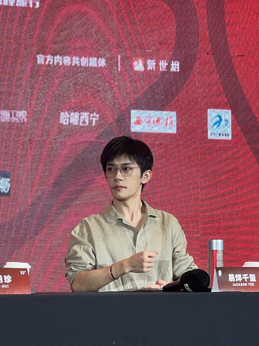 易烊千玺出席FIRST青年电影展主竞赛评委媒体见面会。FIRST青年电影展电影正