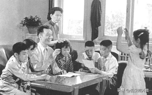 1959年，李志民将军（左三）与夫人刘平（后站立者）和小合唱团的小演员们的照片。