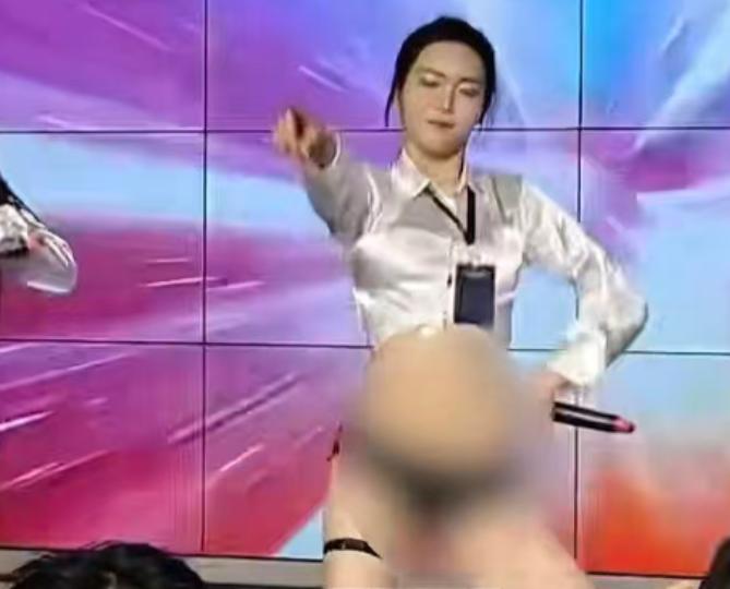 病态内卷愈演愈烈！五代六代女团舞台疯狂擦边，靠暴露造型低俗动作换取流量。
 
当