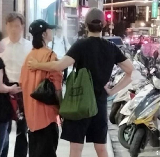 吴慷仁邵雨薇约会偶遇吴慷仁邵雨薇约会 有台湾网友在本月4日晚上6点多，于台北市天