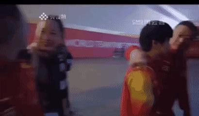 原来不仅邱贻可喜欢摸孙颖莎的头，
马琳也喜欢呀。

这时候莎莎大概只有十七八岁，